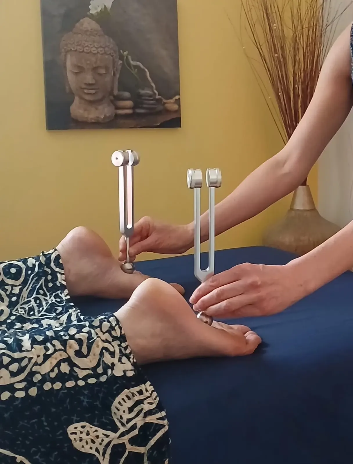 Séance de sonothérapie avec diapasons thérapeutiques
